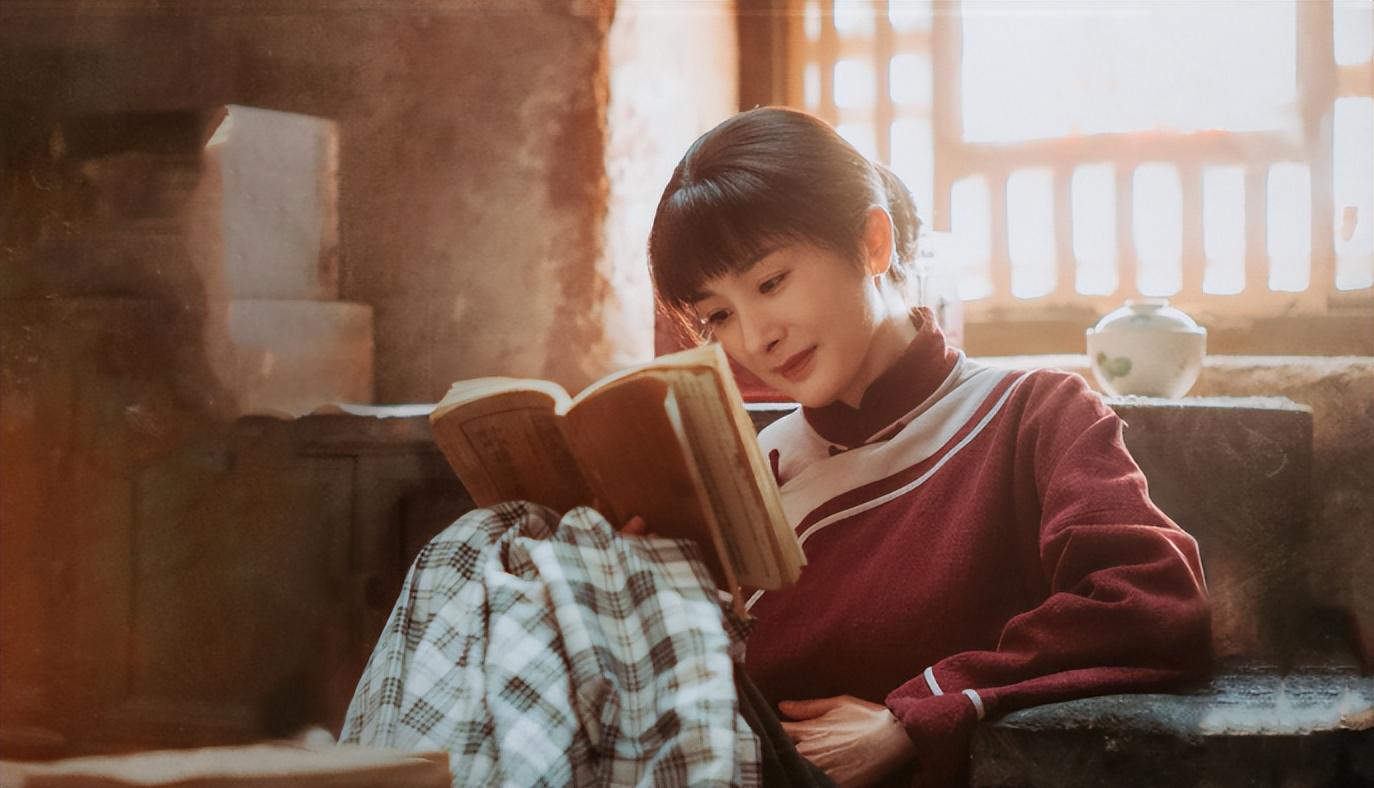 《利剑玫瑰》还未开播，就等来官媒点名，不过新华社只夸了她一人封面图