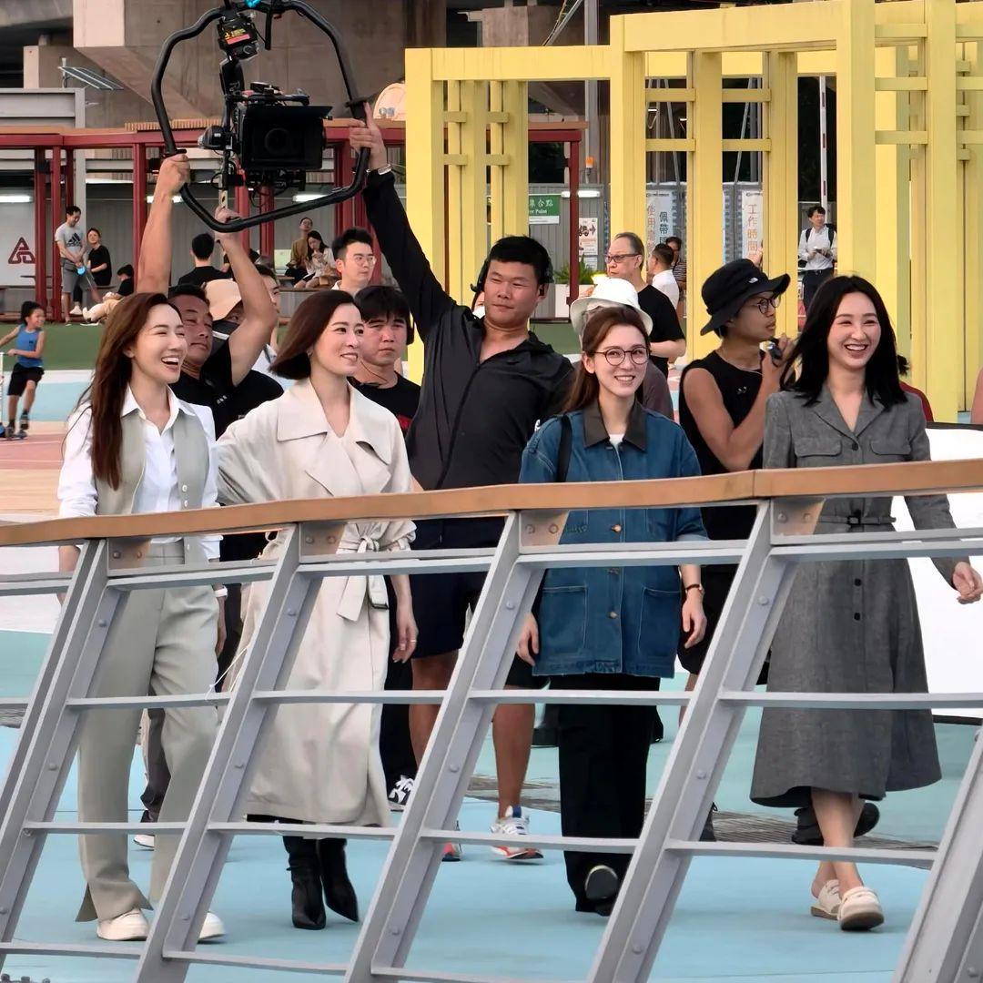 《新闻女王2》六主演被网友捕获，黄宗泽的大金表亮了封面图