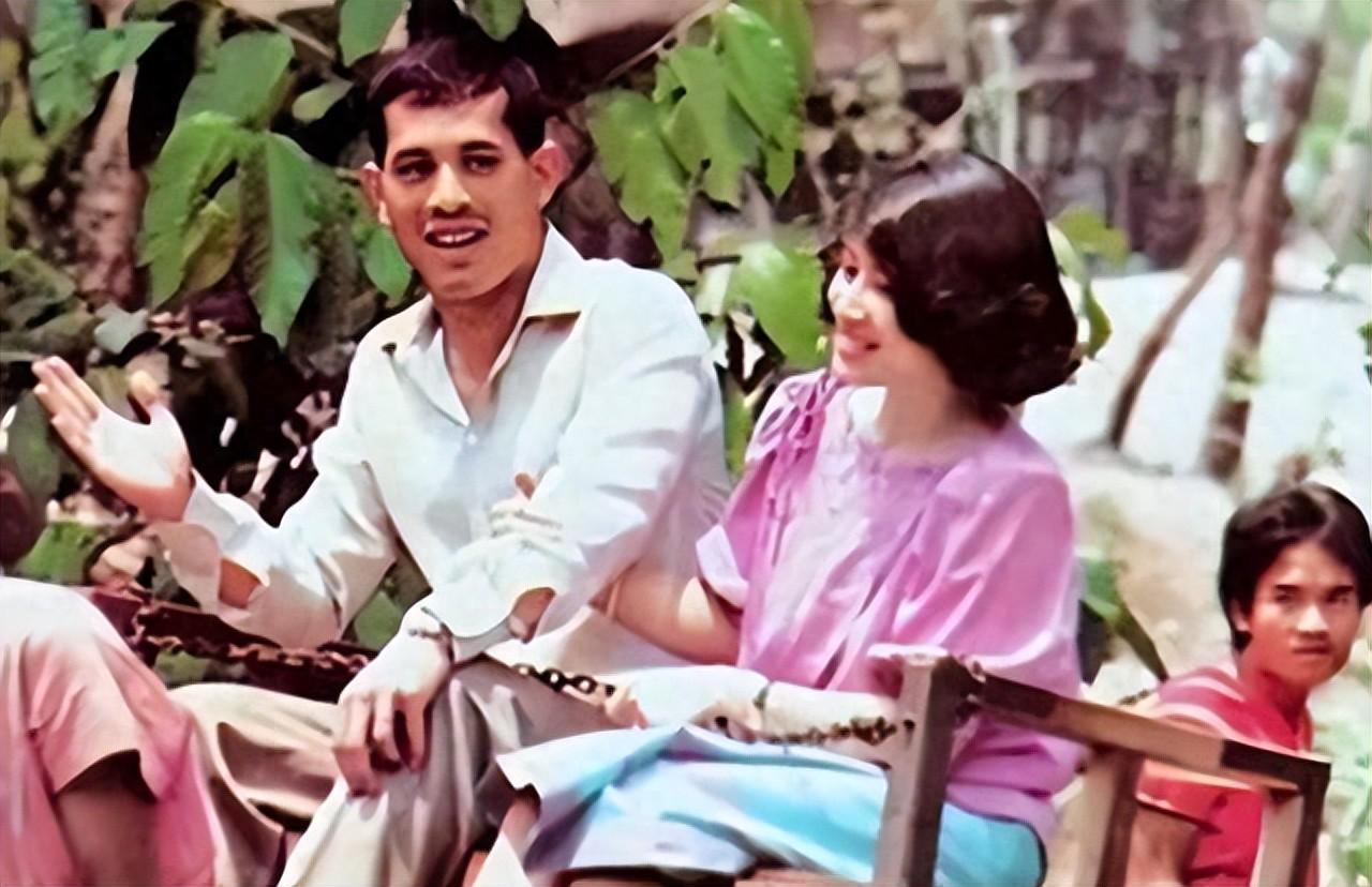 诗丽吉真好命：出身王族，丈夫足够痴情，儿子和儿媳妇都很孝顺封面图