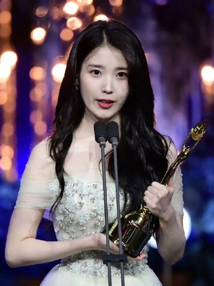 陪跑三次终获视后奖杯，IU值得！封面图