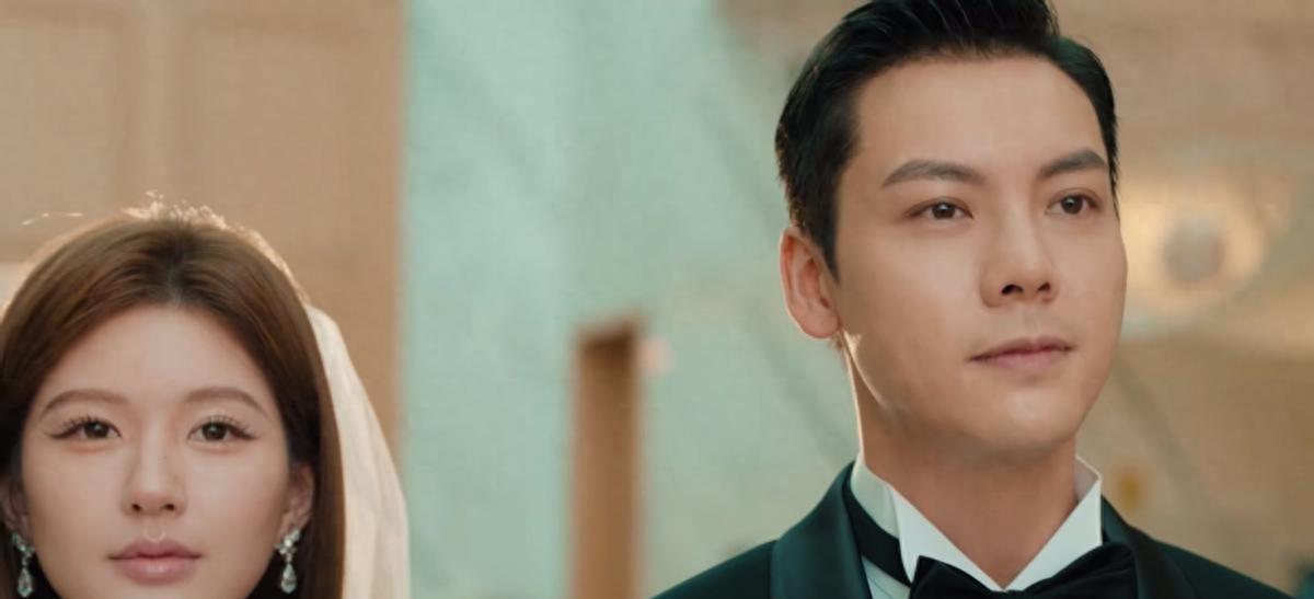 女演员长相很重要，《许我耀眼》赵露思出场，才知封面图