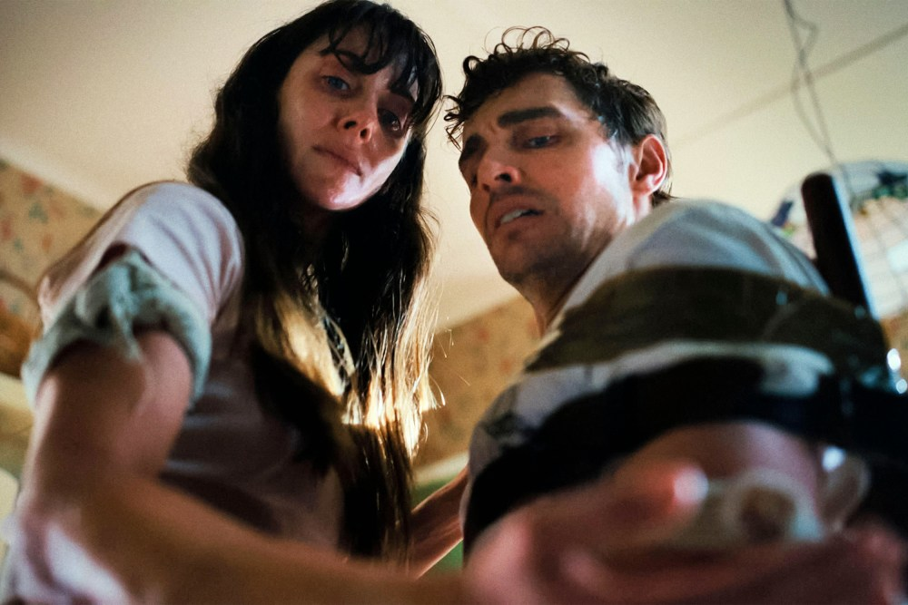 强行“变直”？《同甘共苦》中国版婚礼场景AI“换脸”惹争议，网友吵疯了...封面图