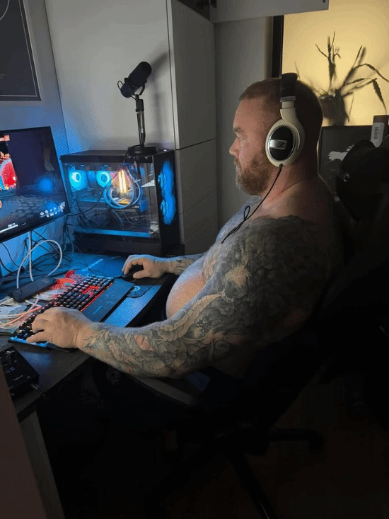 《权游》“魔山”演员晒打游戏照片：我爱玩《CS》封面图