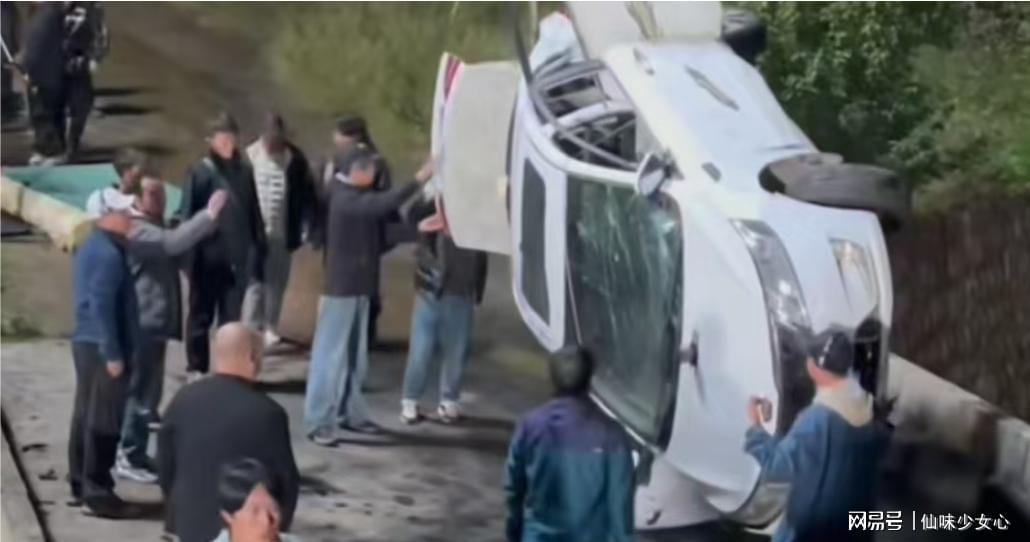 网友曝2025最强网剧《警察笔记》拍摄现场炸车爆破场面逼真不封面图