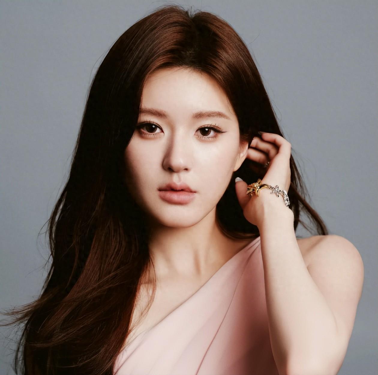 《许我耀眼》受质疑后打码，李一桐新剧造型雷同，抄人者遭被抄？封面图