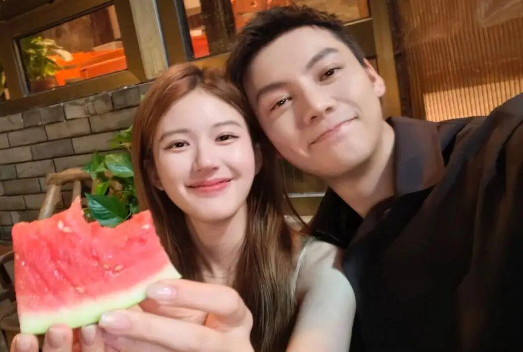 《许我耀眼》赵露思陈伟霆结局复合！激吻床戏流量破12亿封面图