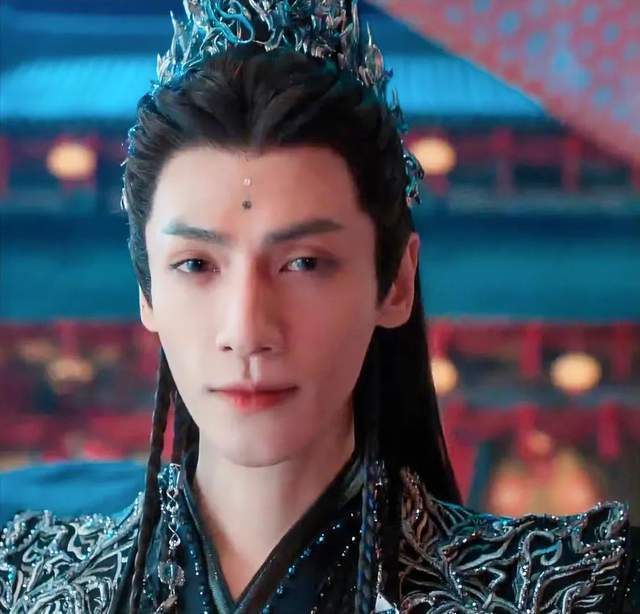 罗云熙别浓妆艳抹了！林允清新淡雅，镜头一转结果男主更像女主角封面图