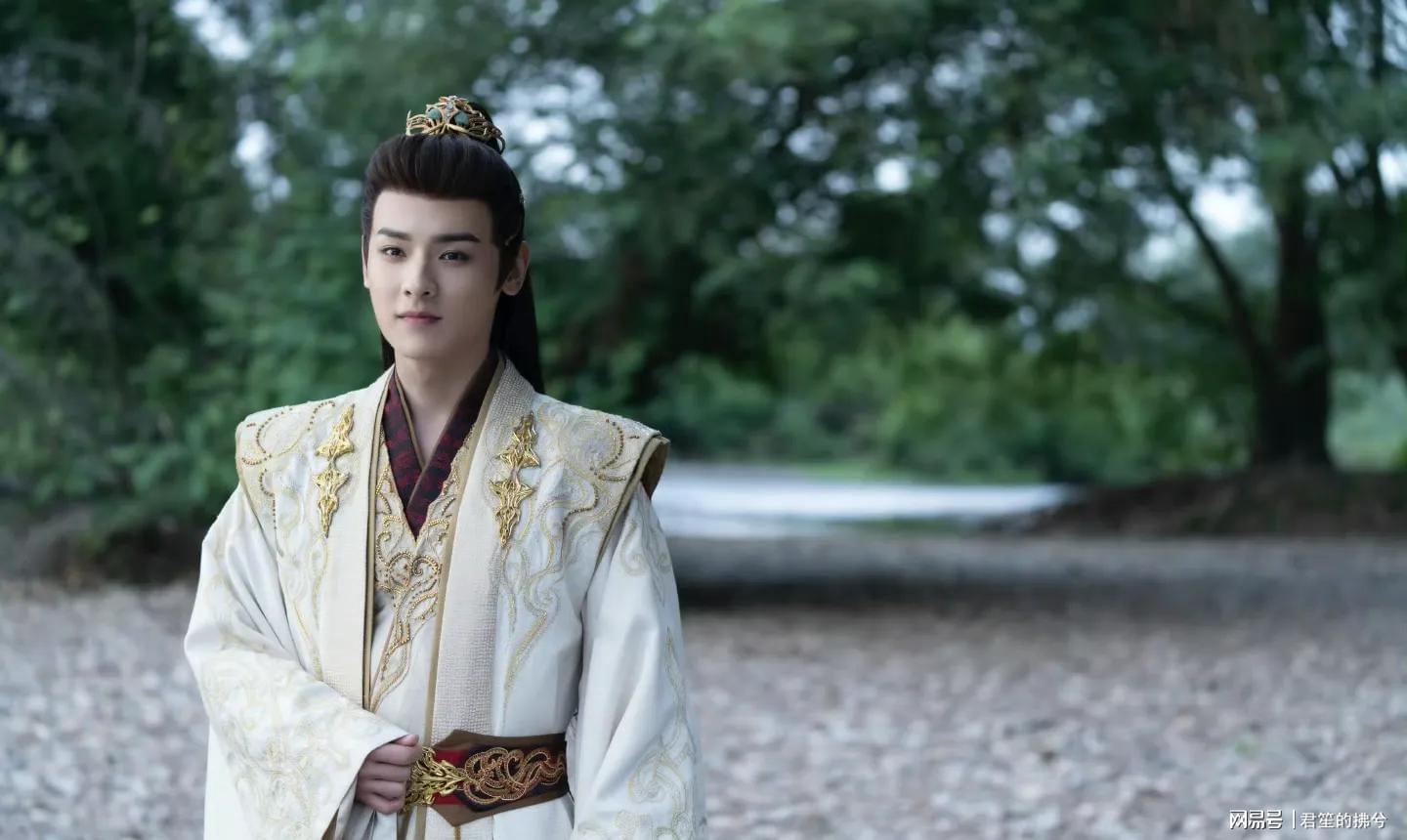 太刺激了！8番开外29岁的他上演《暗河传》第1场吻戏封面图