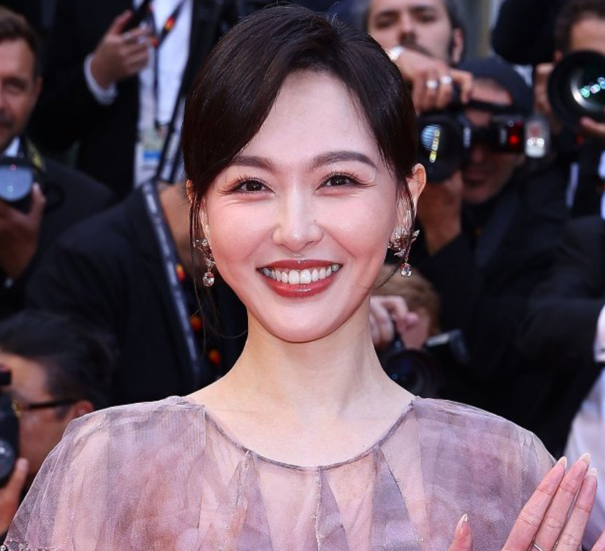 《繁花》后续影响来了！唐嫣被曝新剧延迟开机，杂志封面取消拍摄封面图