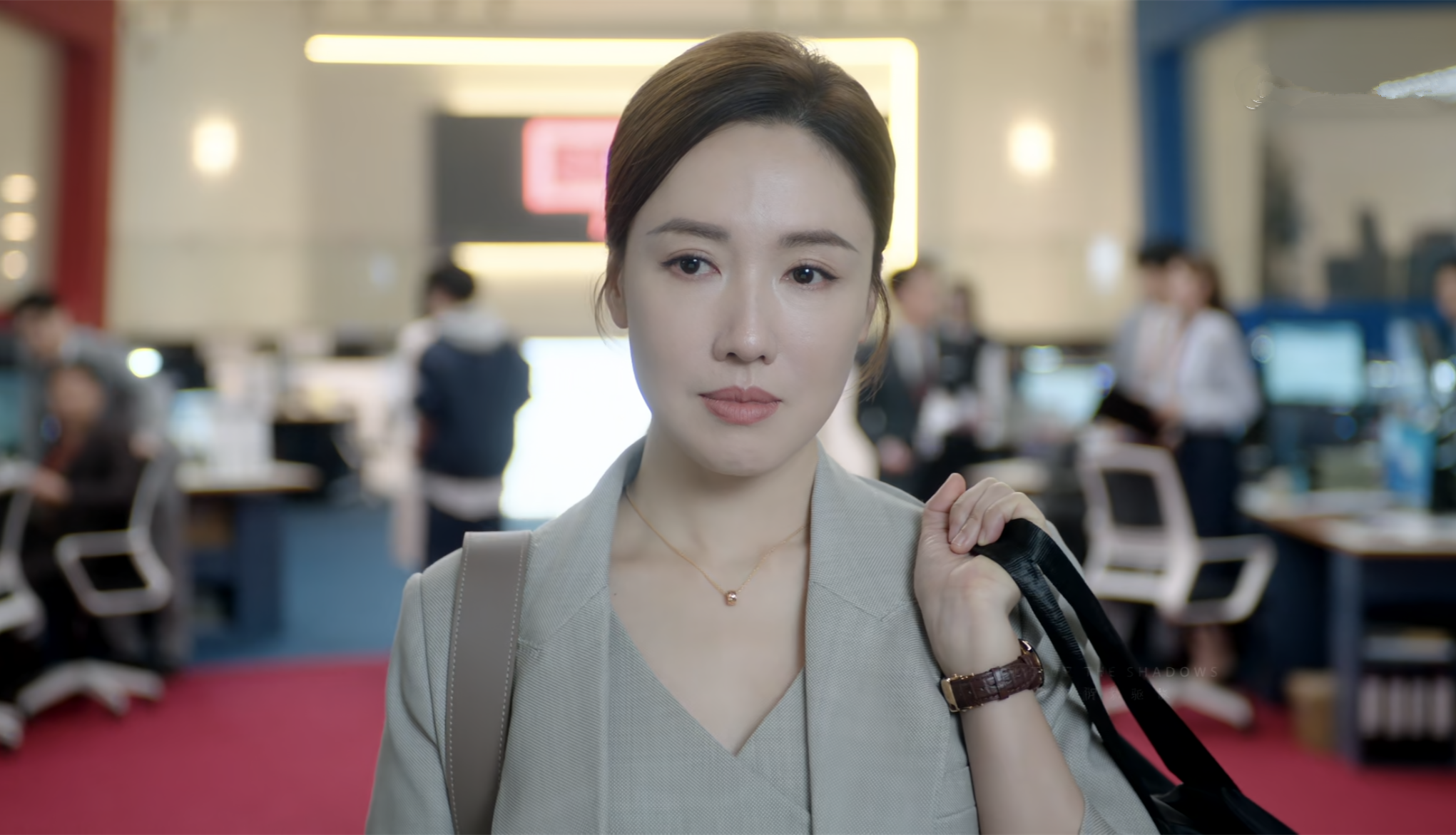 新闻女王：从众人簇拥到孤身离场，张家妍的职场经历写尽人情冷暖封面图