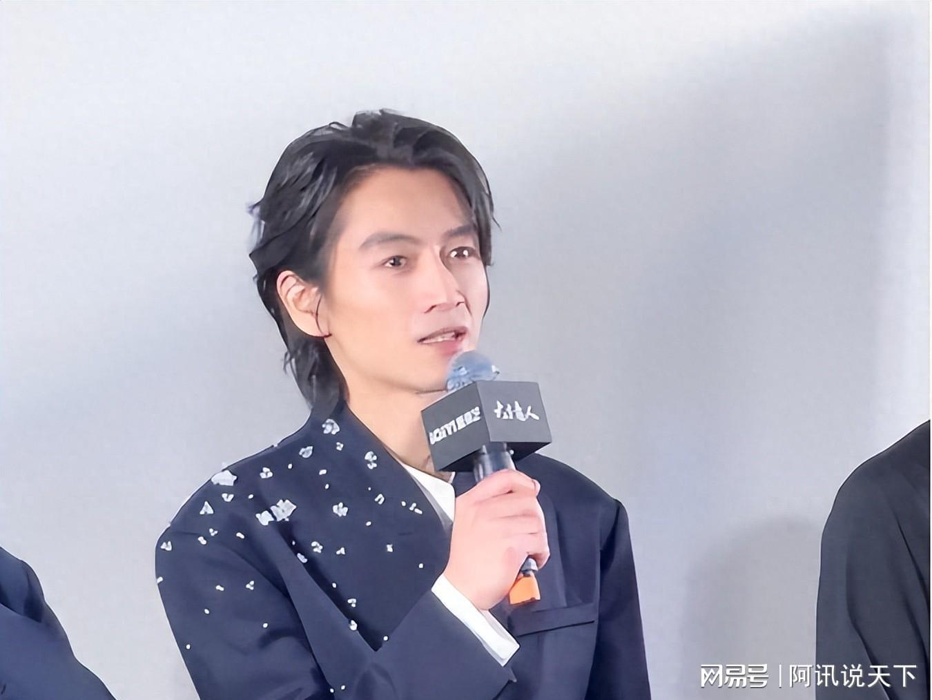 陈晓线下宣传新剧，面黄肌瘦满口黄牙太显老，网友：陈妍希离对了封面图