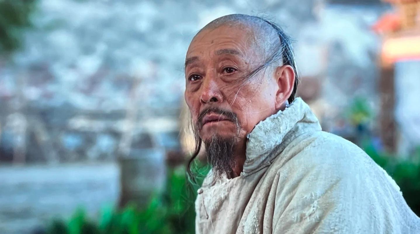 出道10年默默无闻，《大生意人》一身素衣火了，长得很清纯封面图