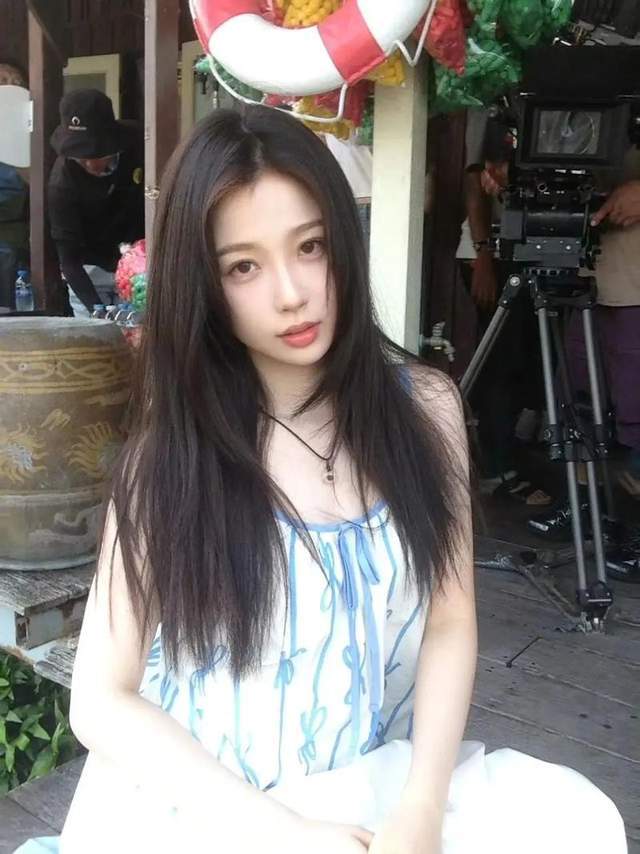 虞书欣新剧双轨零宣发空降！伪骨科超甜，不演甜妹破碎感演技炸裂封面图