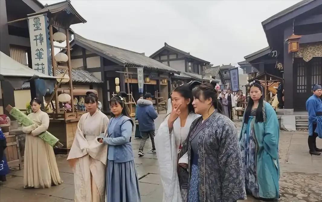 演员失业潮来袭：谁将被挤出片场？微短剧是救生艇还是血汗工厂？封面图