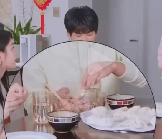 《狙击蝴蝶》编剧偷懒实锤？用北方饺子硬凑南方年俗，违和感拉满封面图