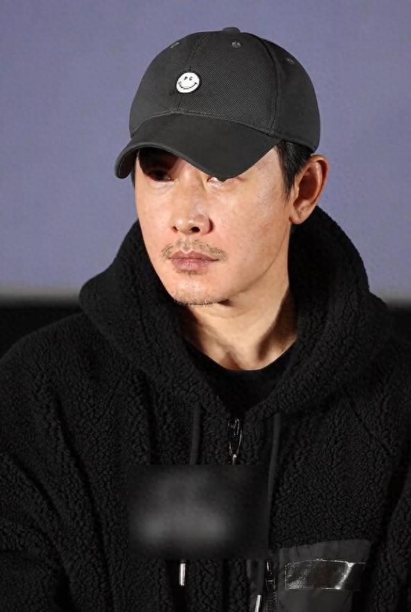 罗晋复工为新剧站台，满脸胡茬、眼圈红肿，身材佝偻憔悴到不敢认封面图