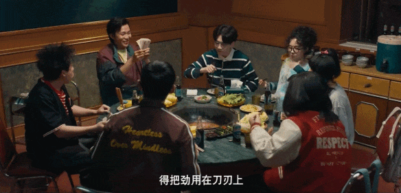 当杀马特少年撞见瘫软的中年犬封面图