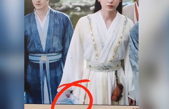 《赴山海》惊现穿帮镜头，男主角成毅手里竟拿着剧本封面图