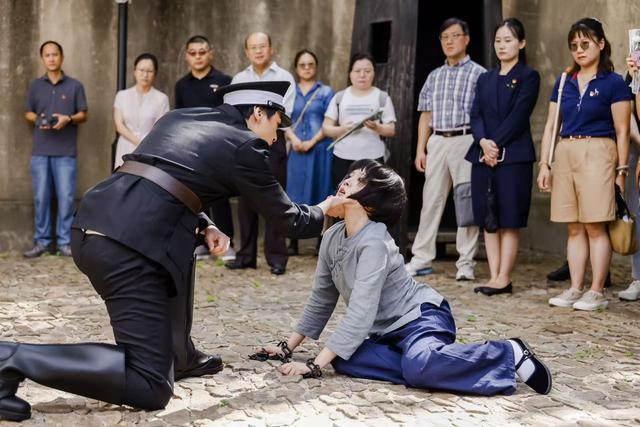 《铮铮芳华》原创情景党课在龙华革命烈士纪念地“跨时空”开讲封面图